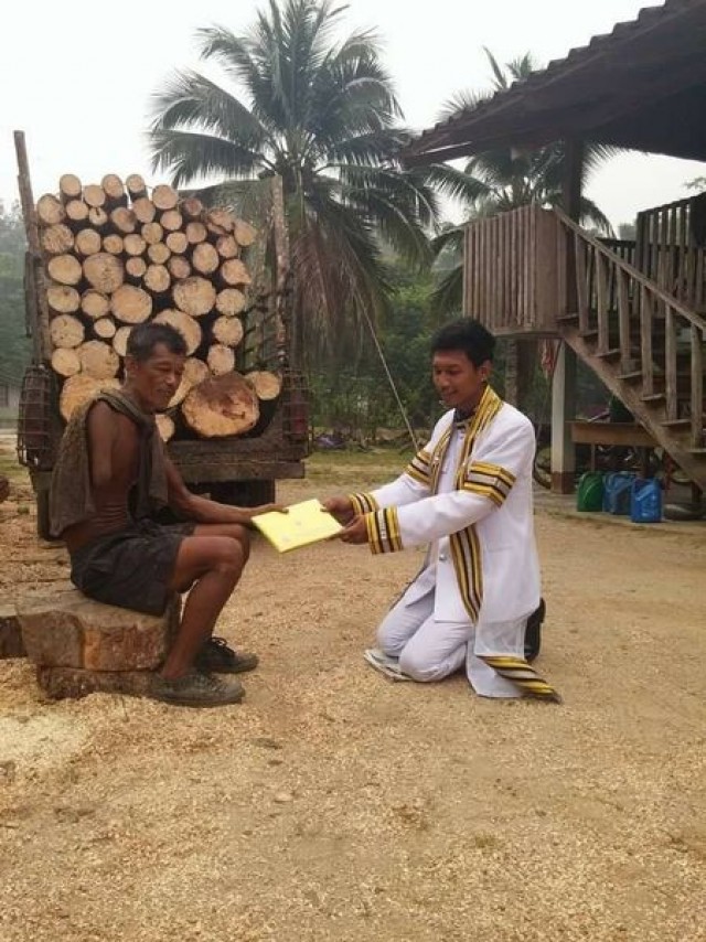  สุดซึ้ง พ่อพิการ แขนด้วน สู้ชีวิต ทำงานส่งลูกเรียนจนจบปริญญา